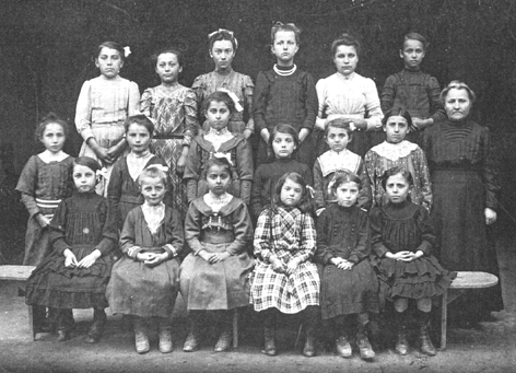 L'école de filles de Geyssans en 1910.